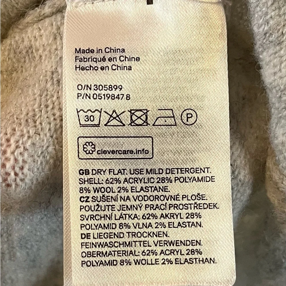 3/$20 SALE! H&M LOGG Brand Cozy Women’s Grey V-Neck Sweater, Size Medium